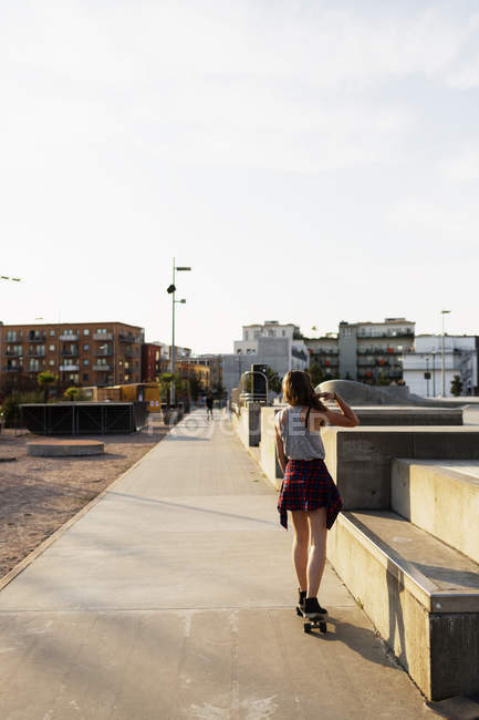 Adolescent fille skateboard dans skate park — Photo de stock