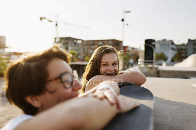 Adolescente olhando para amigo feminino — Fotografia de Stock