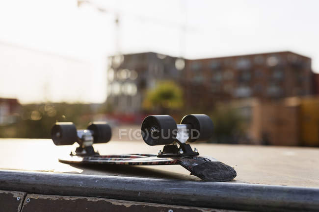 Скейтборд в скейт-парке — стоковое фото