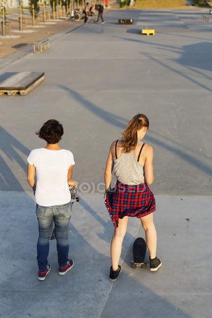 Skateboarder femminili allo skate park — Foto stock