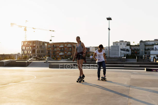 Chicas skateboarding en skate park - foto de stock