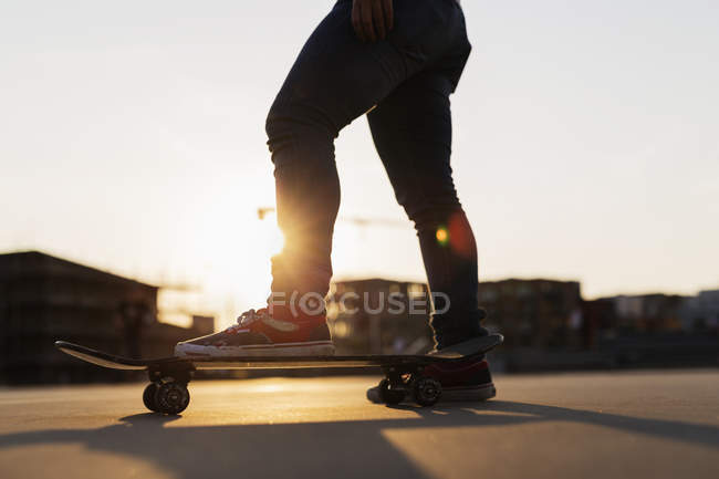 Adolescente chica skateboarding - foto de stock