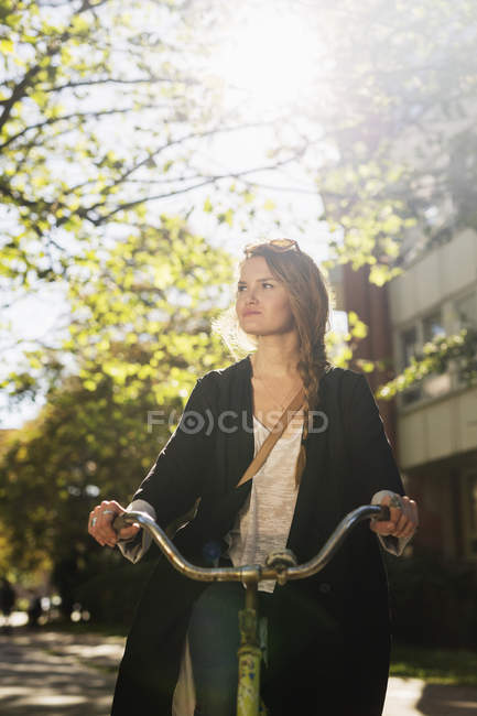Молода жінка їде на велосипеді — стокове фото