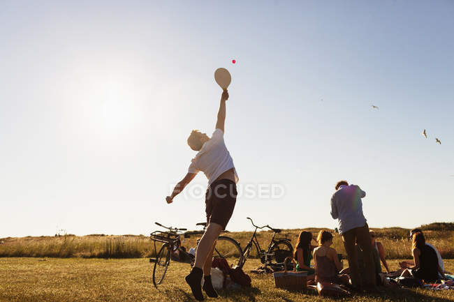 Человек, играющий с ракеткой — стоковое фото