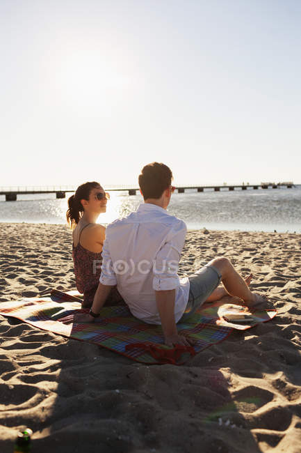 Uomo e donna che si rilassano in spiaggia — Foto stock