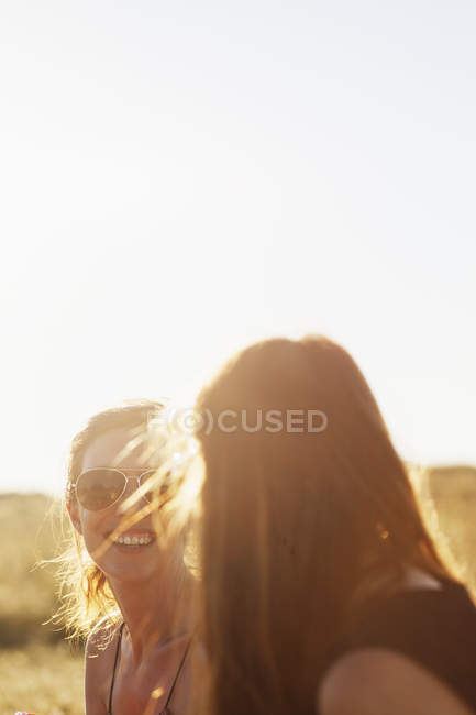 Freunde unterhalten sich beim Picknick — Stockfoto