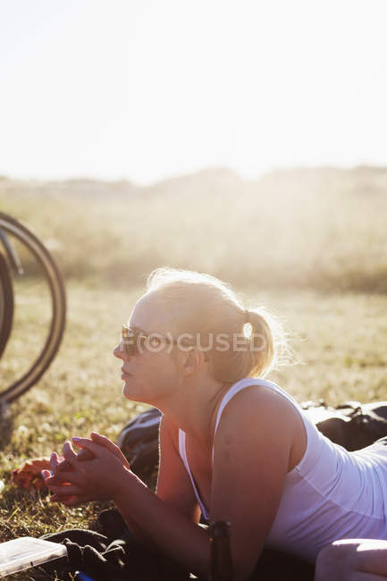 Frau liegt auf Feld — Stockfoto