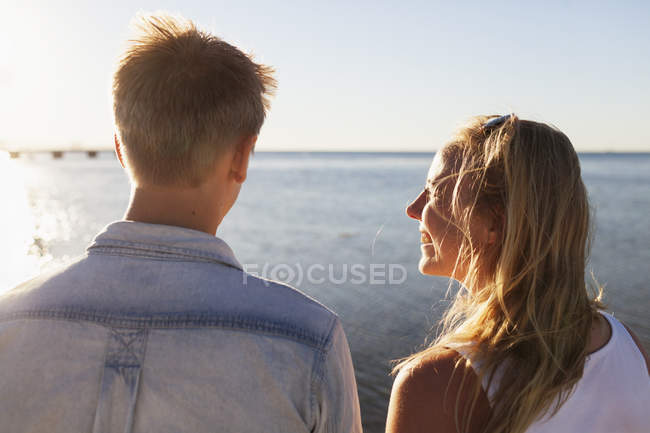 Mann umarmt Frau am Strand — Stockfoto