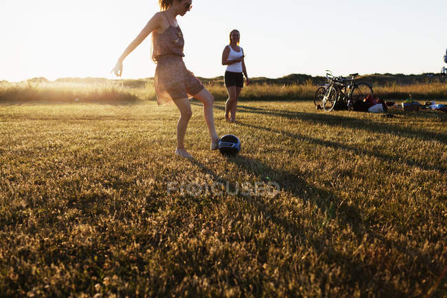 Femme jouant au football avec un ami — Photo de stock