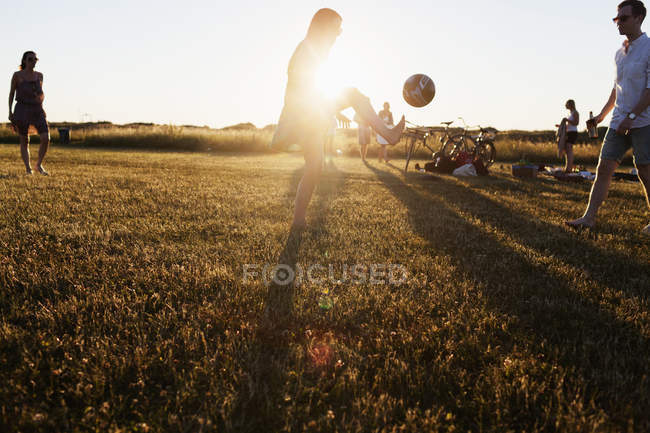 Friends playing soccer — Stock Photo