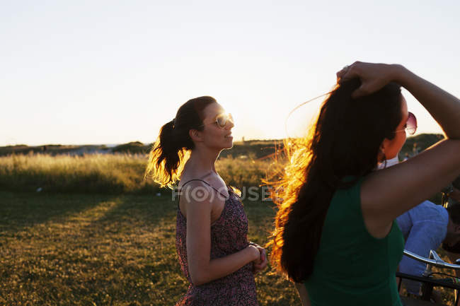 Friends standing on field — Stock Photo