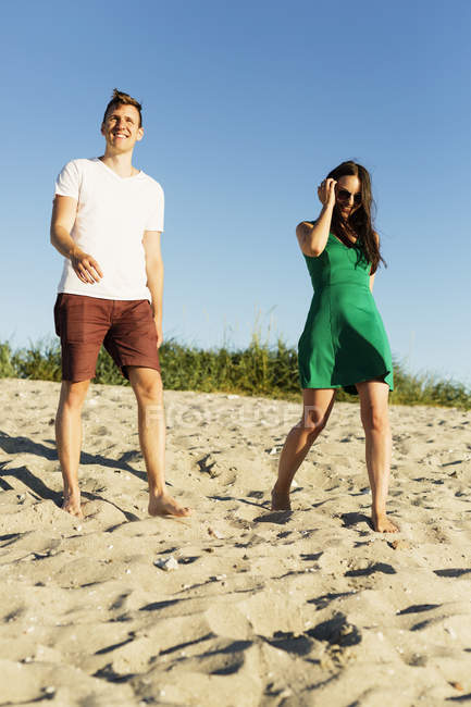 Paar läuft auf Sand — Stockfoto