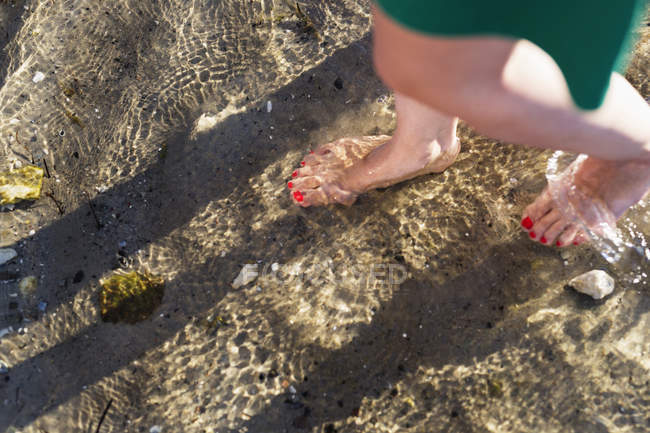 Donna che cammina sulla riva — Foto stock