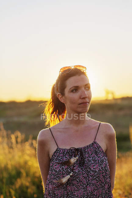Frau steht auf Feld — Stockfoto