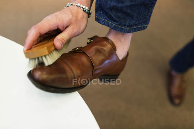 Kundin benutzt Pinsel auf Schuh — Stockfoto