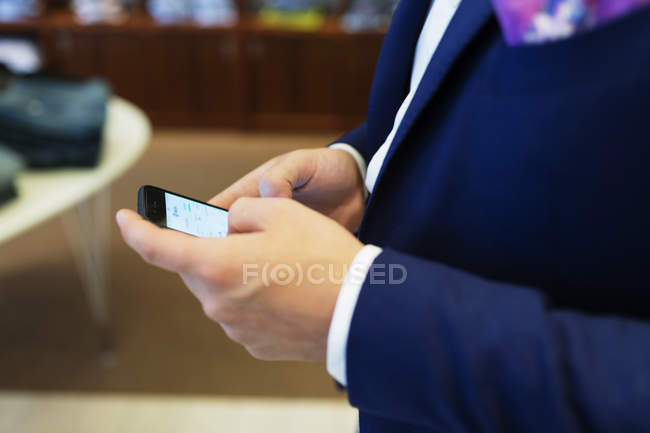 Vendedor usando telefone inteligente — Fotografia de Stock