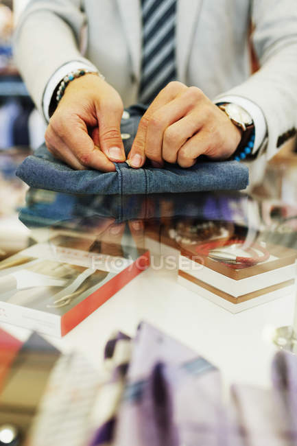 Salesman buttoning shirt — Stock Photo