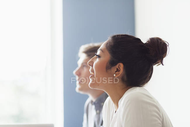 Businesswoman and colleague at office — Stock Photo