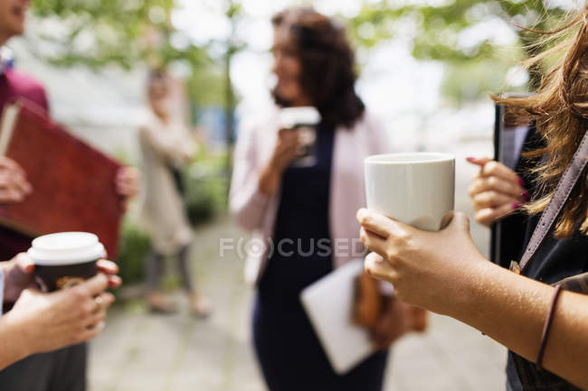Ділові люди, які мають каву на відкритому повітрі — стокове фото