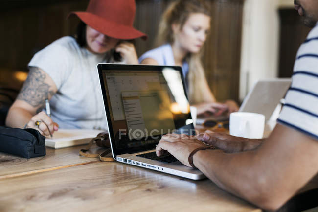 Freelancers trabalhando na mesa de café — Fotografia de Stock