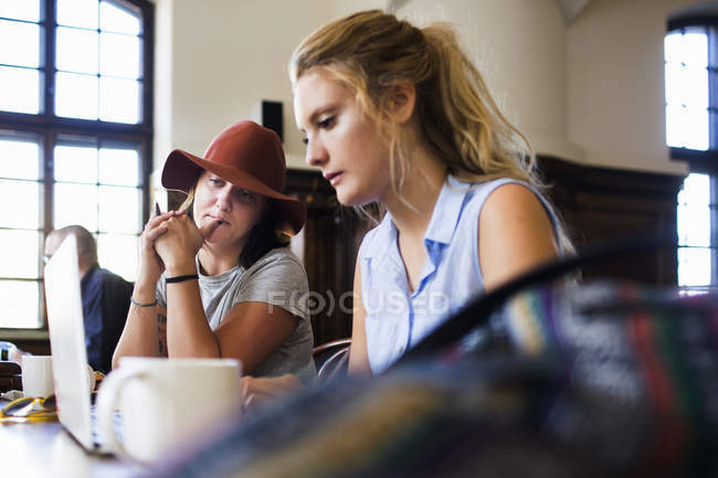 Female freelancers working on laptop — Stock Photo