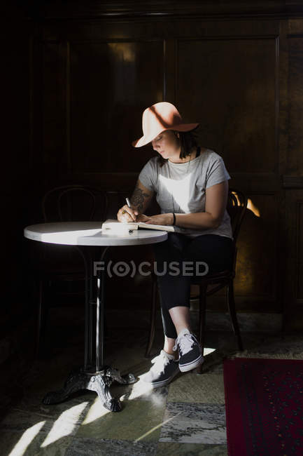 Freelancer trabalhando à mesa no café — Fotografia de Stock