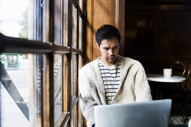 Freelancer masculino usando laptop - foto de stock