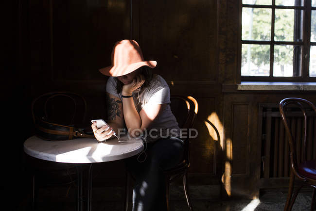 Freelancer feminino usando telefone inteligente — Fotografia de Stock