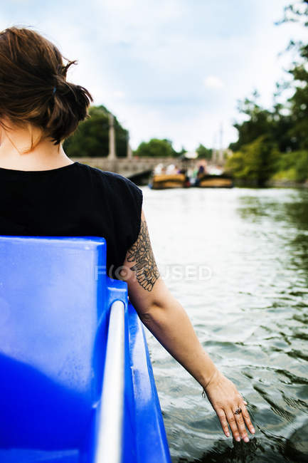 Femme pédalant bateau — Photo de stock