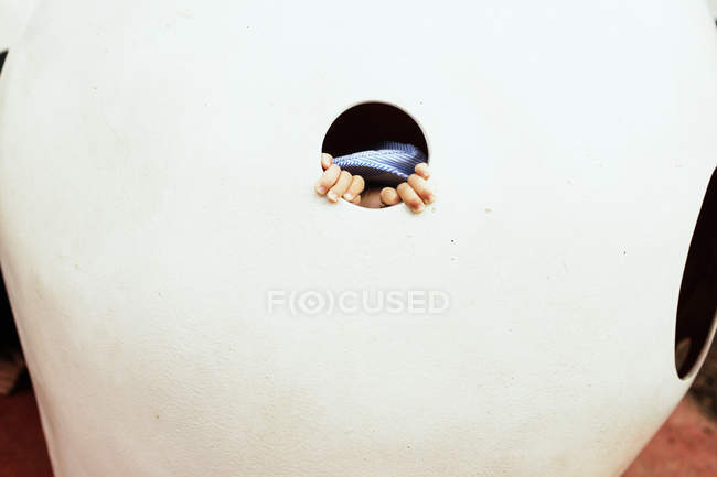 Menino jogando no iglu artificial — Fotografia de Stock