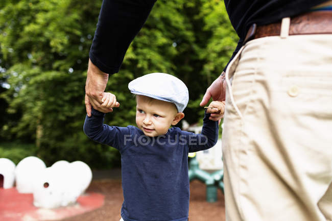 Батько тримає руки сина — стокове фото