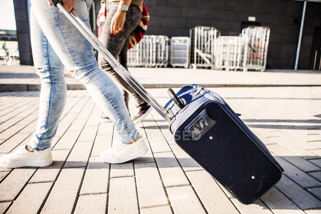 Studenti universitari con bagagli che camminano sul marciapiede — Foto stock