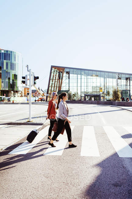 Geschäftsfrauen laufen vor dem Bahnhof — Stockfoto