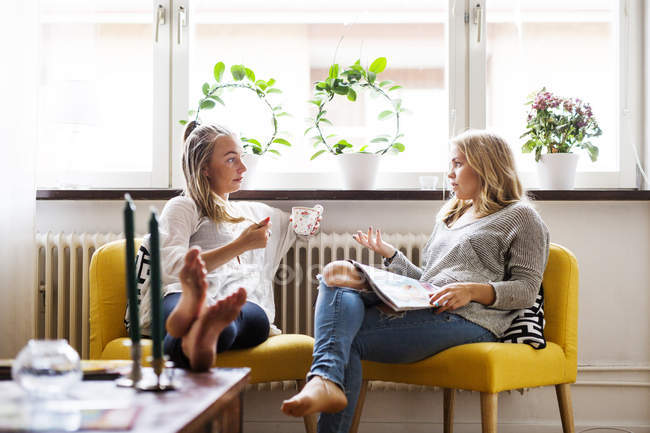 Woman discussing with female friend — Stock Photo