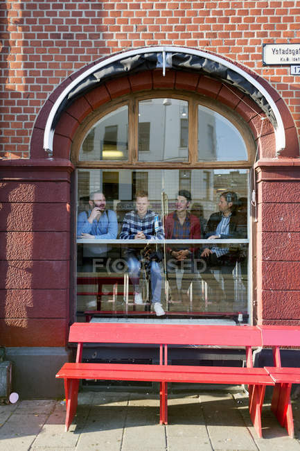 Homens vistos através da janela — Fotografia de Stock