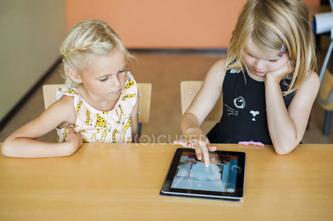Девушка смотрит рисунок одноклассницы — стоковое фото
