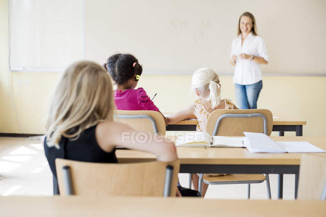 Female teacher teaching class — Stock Photo