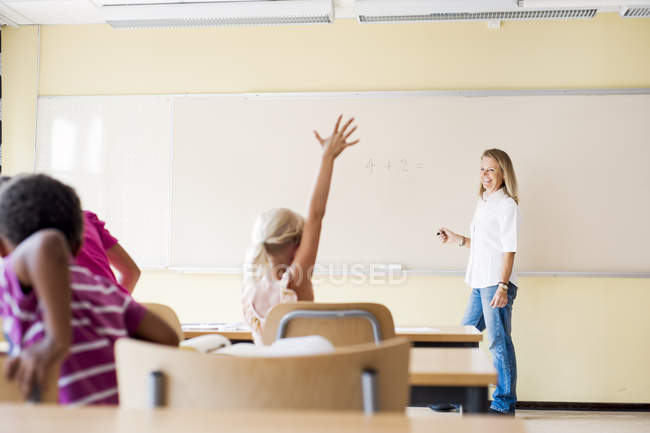 Studente alzando la mano — Foto stock