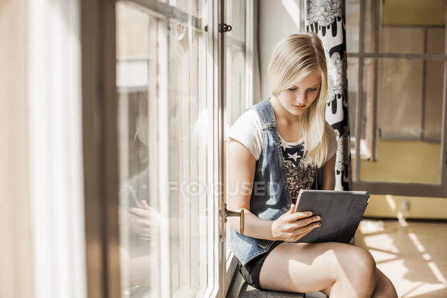 Девушка с помощью планшетного компьютера — стоковое фото