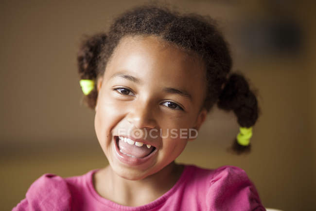 Porträt eines fröhlichen Schulmädchens — Stockfoto
