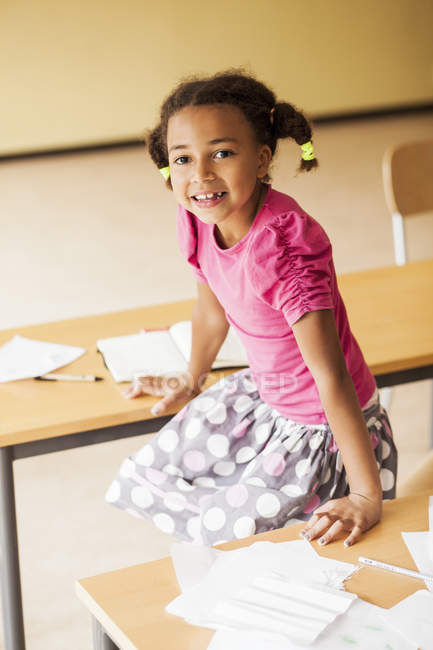 Menina brincalhão em sala de aula — Fotografia de Stock