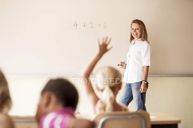 Lehrer bringt Kindern Mathematik bei — Stockfoto