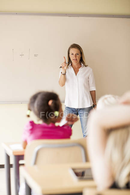 Insegnante che insegna matematica ai bambini — Foto stock