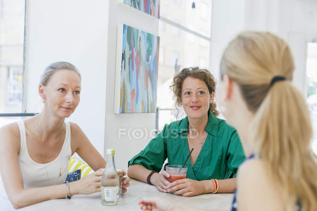 Жінка друзі з напоями — стокове фото