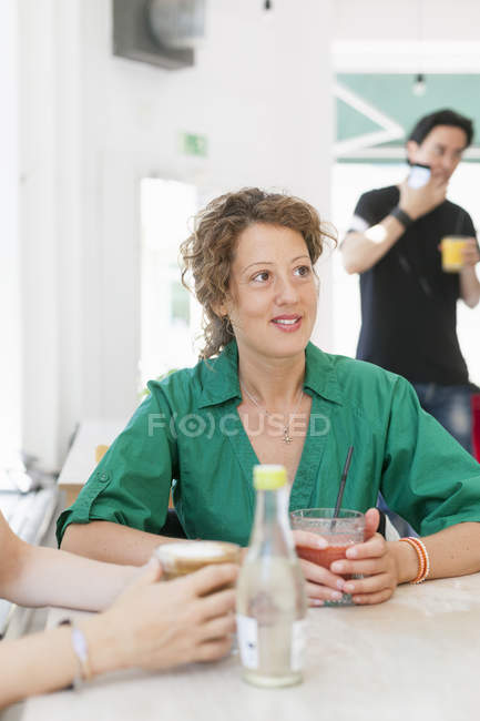 Mid adult woman with friend — Stock Photo