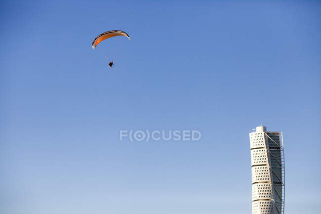 Parasail contra cielo azul claro - foto de stock