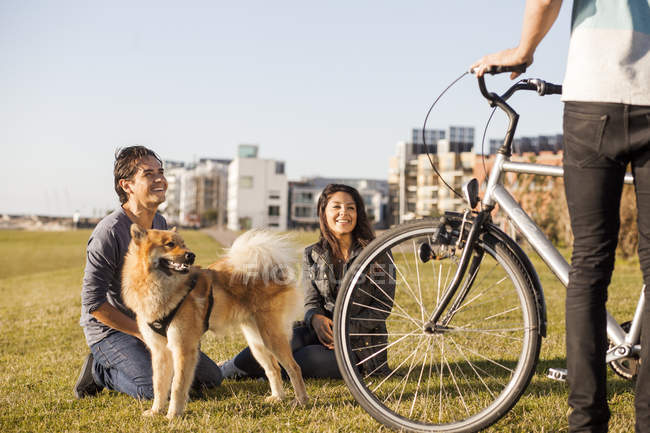 Пара с собакой и велосипедом — стоковое фото
