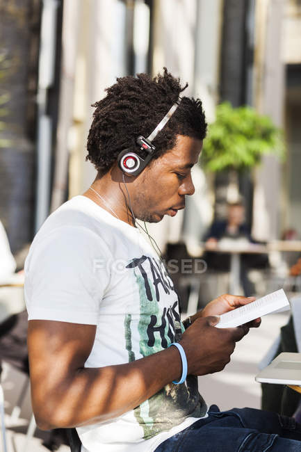 Estudante universitário ouvir música — Fotografia de Stock