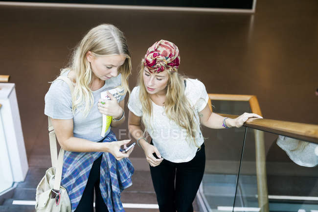 Schüler nutzen Smartphone auf Stufen — Stockfoto