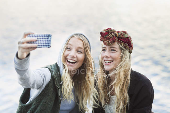 Studenti universitari prendendo selfie — Foto stock